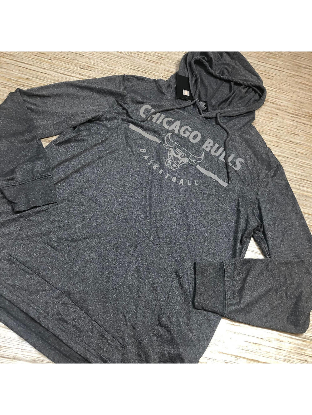 3317 NBA Chicago Bulls hooded kangaroo pocket pullover hoodie GRAY sz M nwt